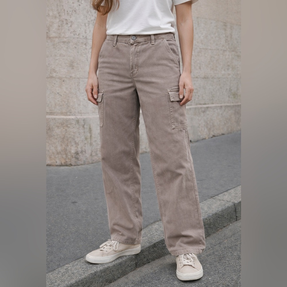 Hollister Ultra High-Rise Dad Cargo Jeans |
Size 2R / 26R